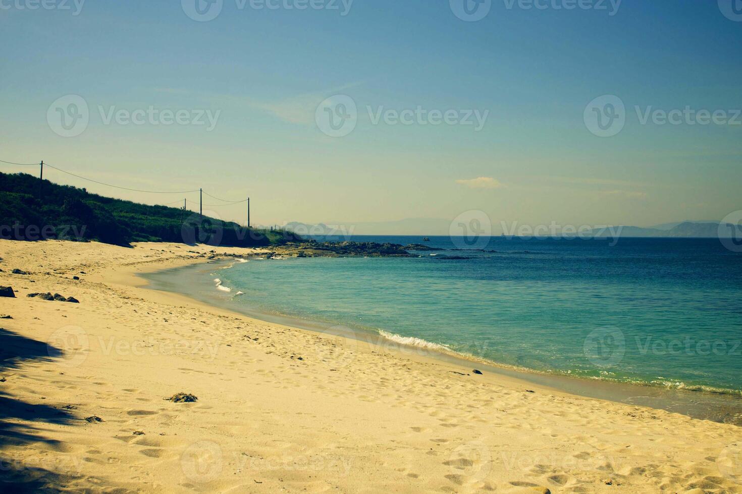 verde y azul mar y azul cielo hermoso mar y puesta de sol con gran sol amarillo bajo las colinas de la superficie del mar en el fondo. foto