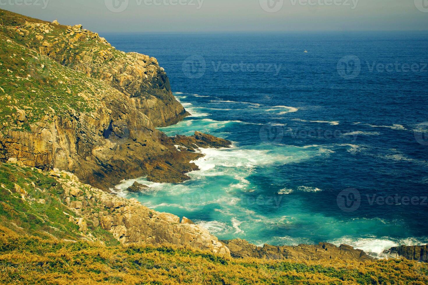 verde y azul mar y azul cielo hermoso mar y puesta de sol con gran sol amarillo bajo las colinas de la superficie del mar en el fondo. foto