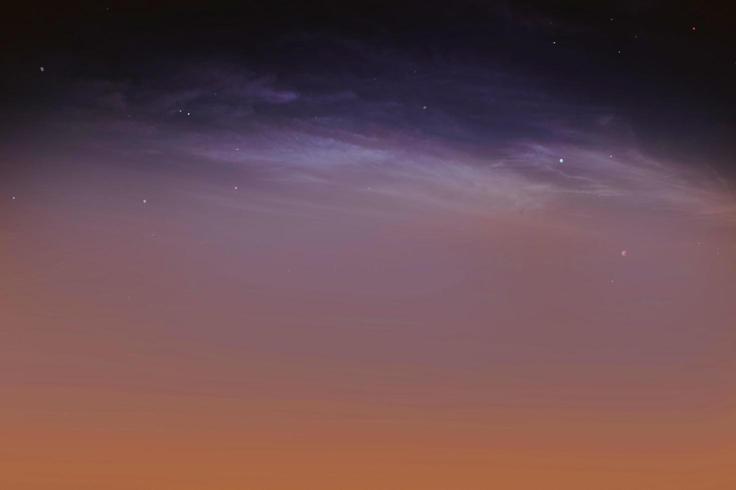 puesta de sol y nube naranja y cielo azul del amanecer con efecto de movimiento de líneas horizontales de nubes en el fondo del sol. foto