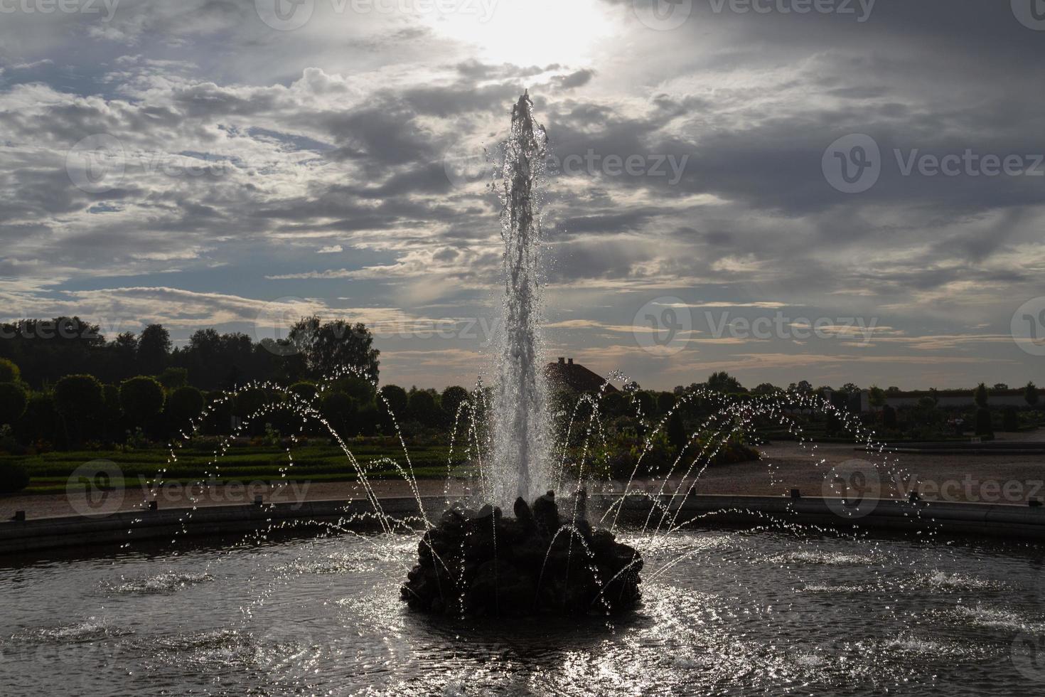 fuente de jardín con cielo y nube foto