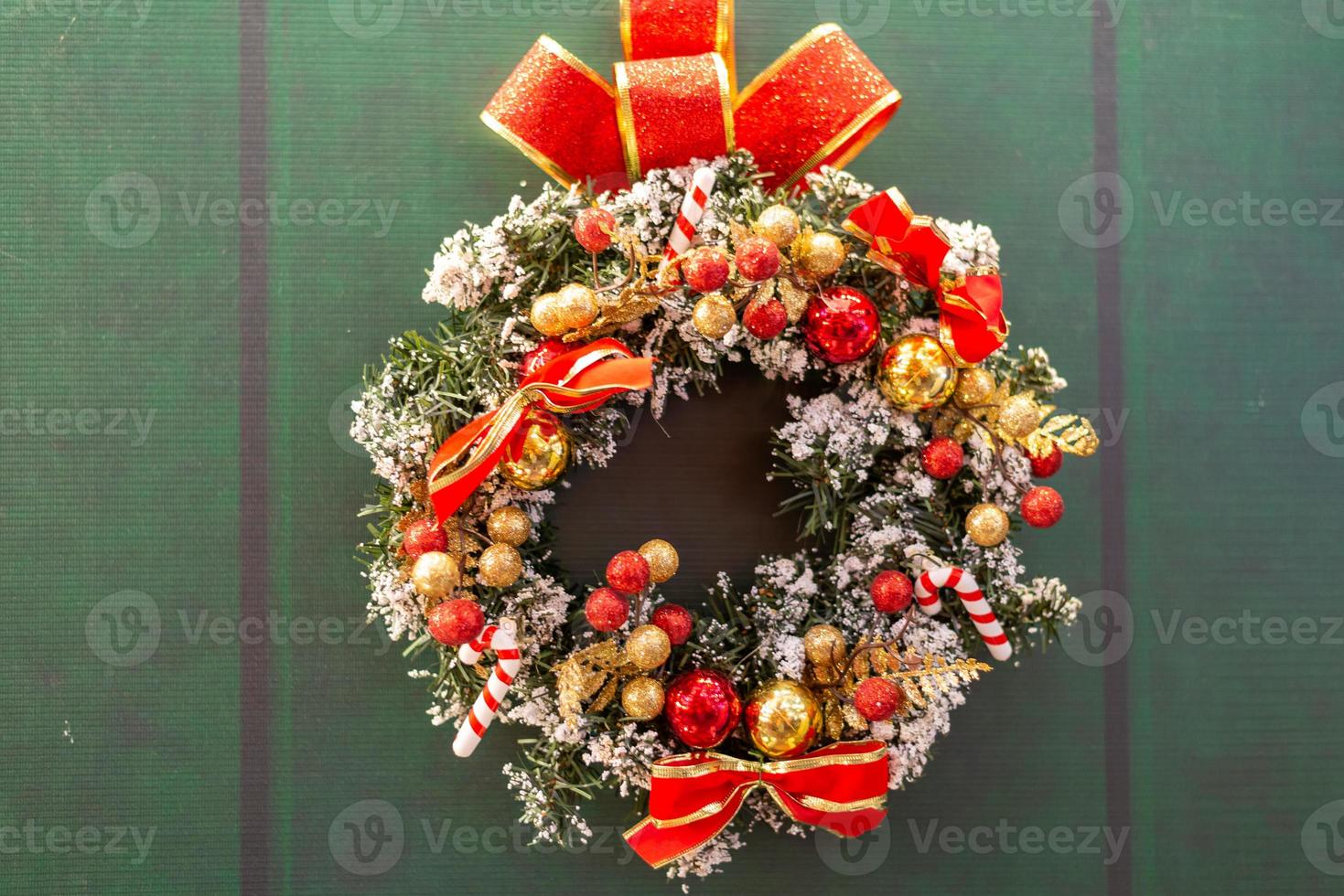 decoración de la corona de navidad en la puerta verde foto