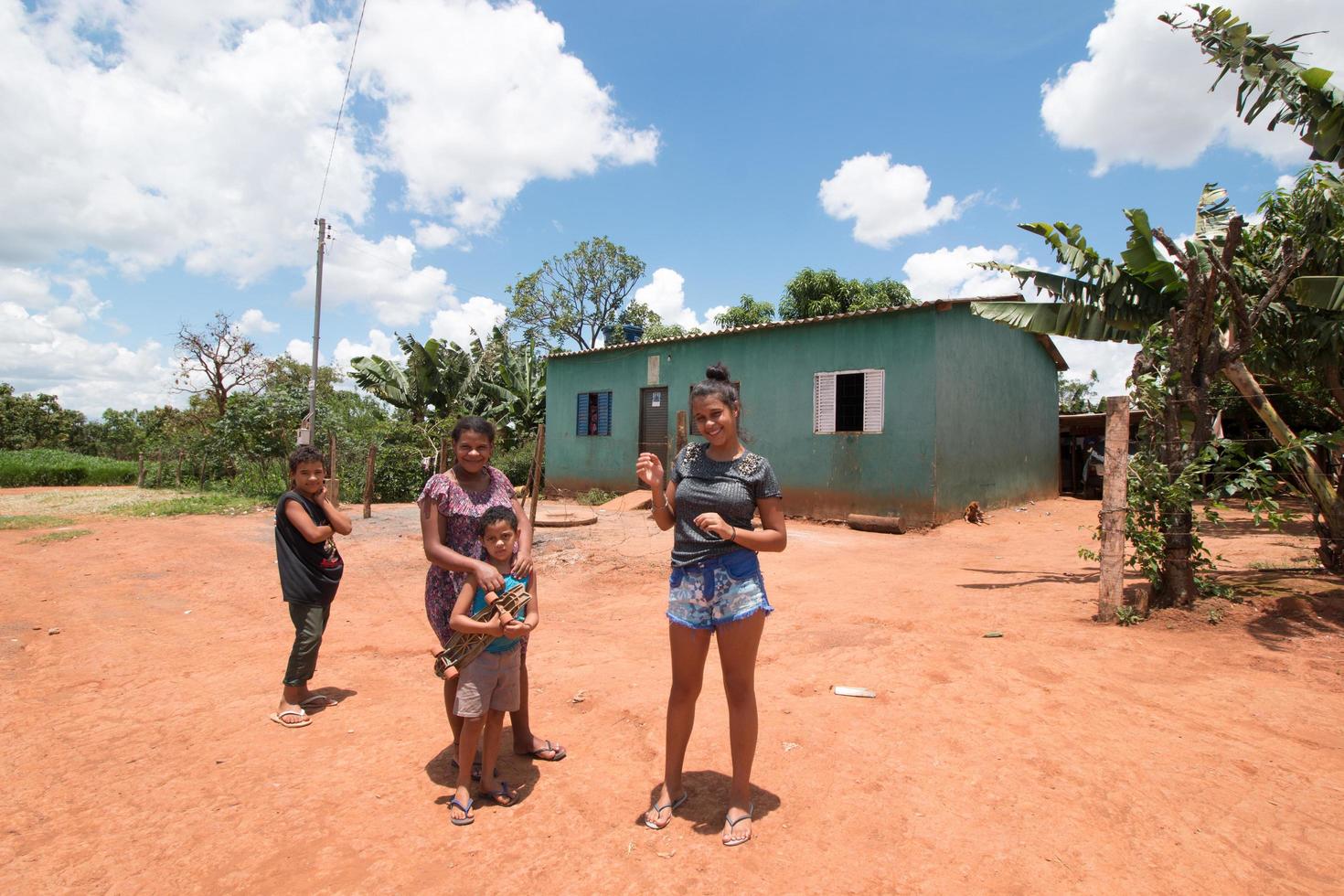 planaltina, goias, brasil, 12 de noviembre de 2021 una familia pobre parada frente a su casa foto