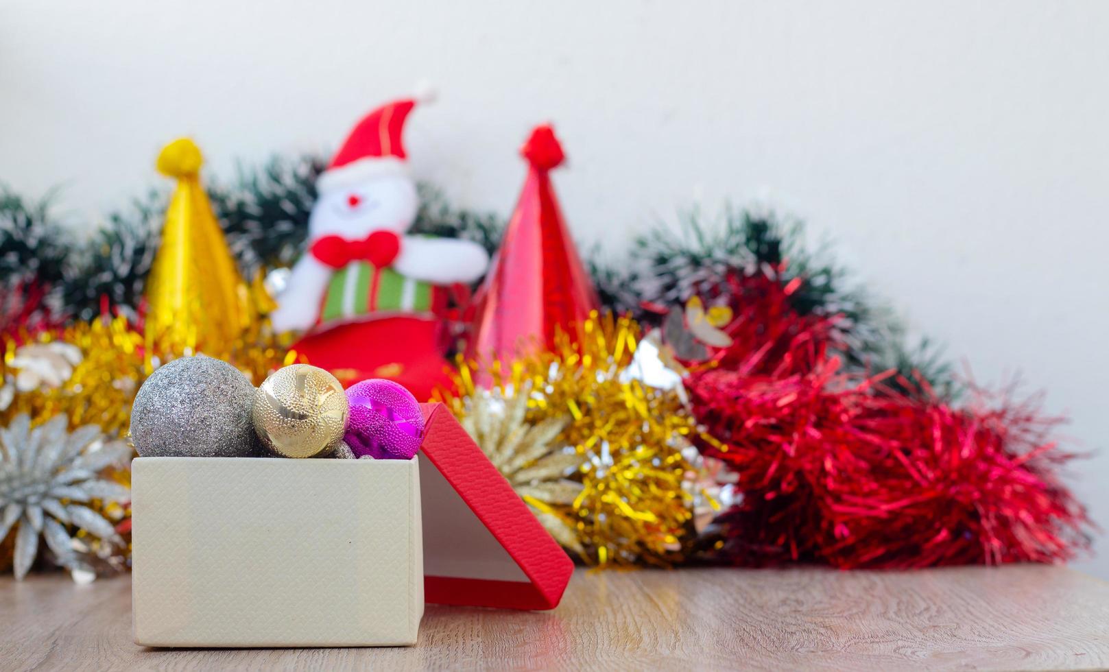 caja de regalo de navidad y año nuevo foto