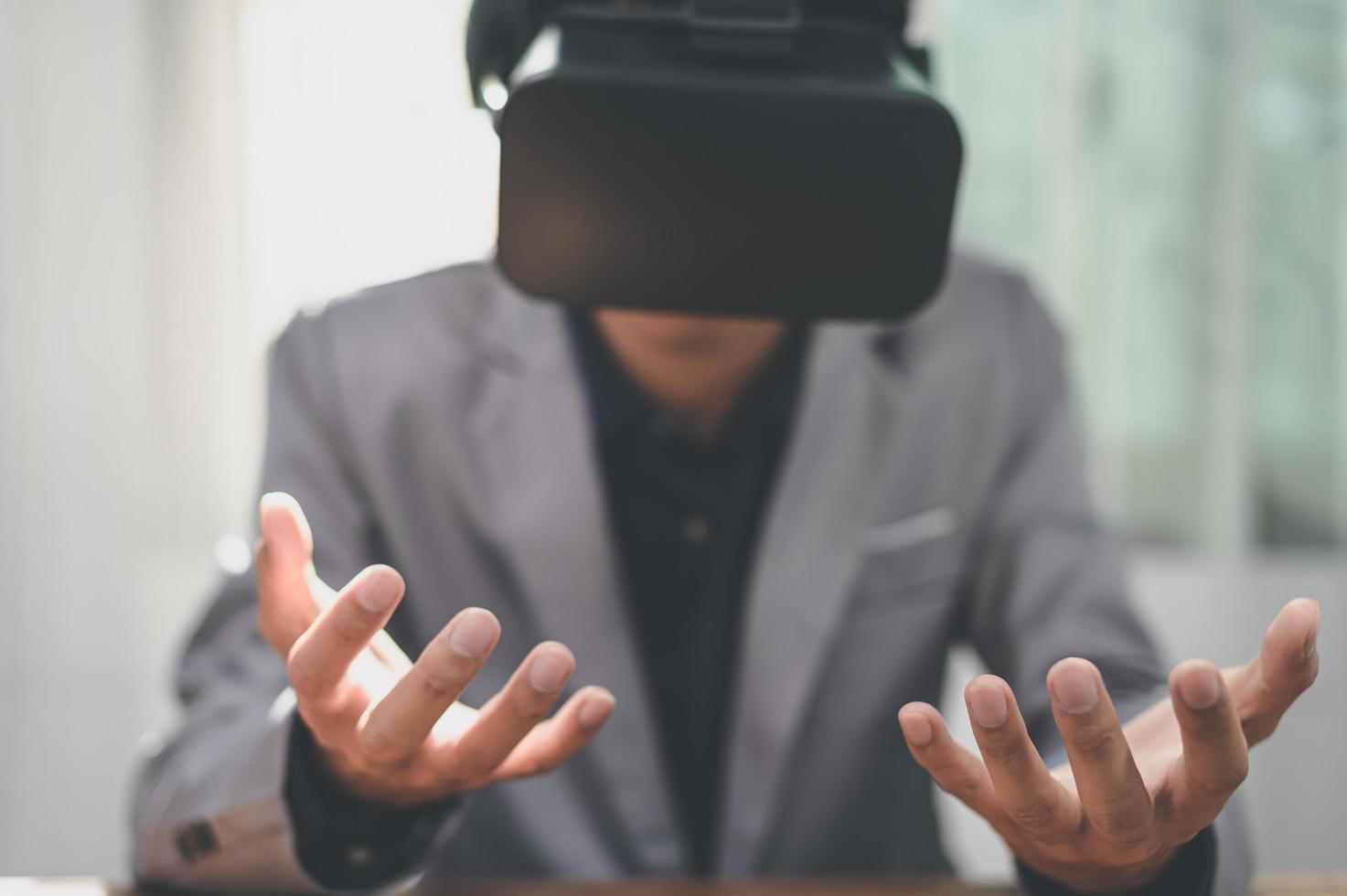 Los emprendedores están utilizando gafas de realidad virtual en el mundo online, metaverso virtual. foto