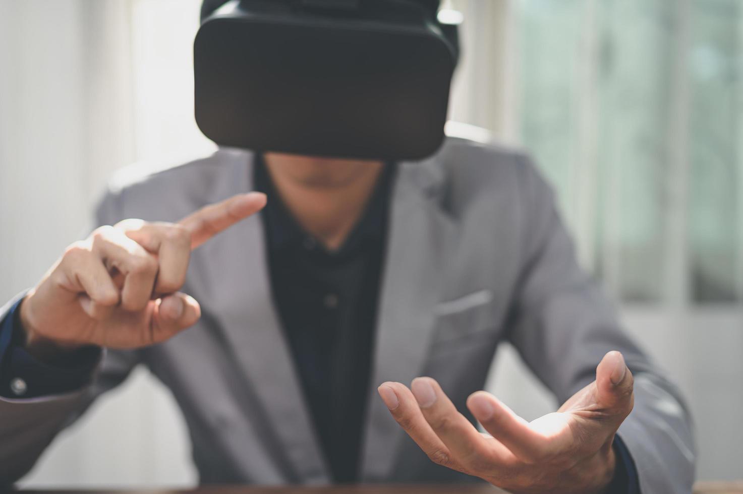 Los emprendedores están utilizando gafas de realidad virtual en el mundo online, metaverso virtual. foto