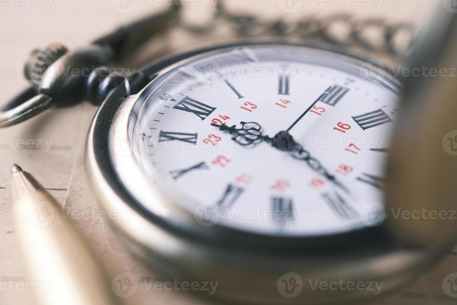 Antiguo reloj vintage en la mesa de cerca foto