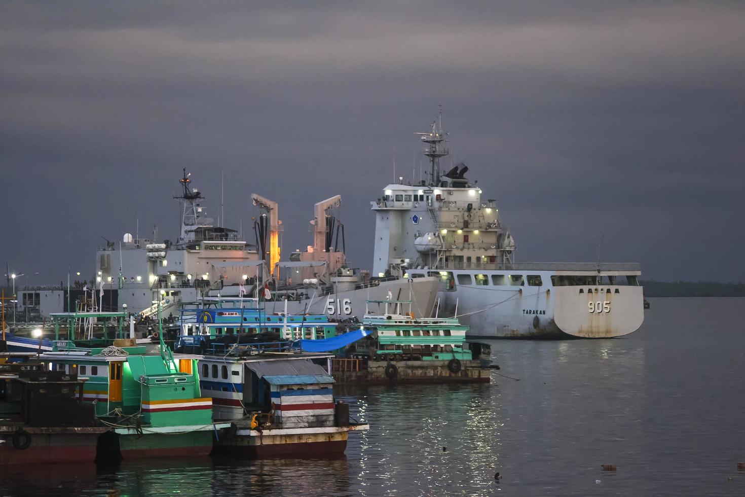 barco militar en el muelle naval foto