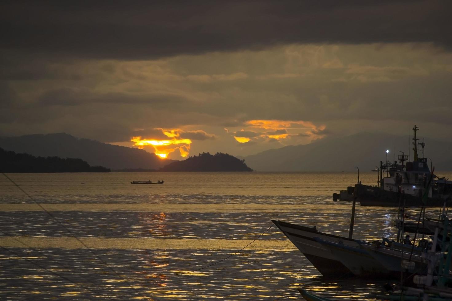 Fondo de puesta de sol con silueta de barcos foto