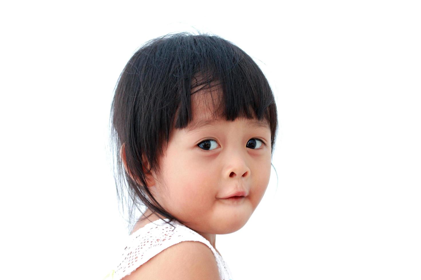 Retrato de una linda chica asiática sonriendo felizmente foto