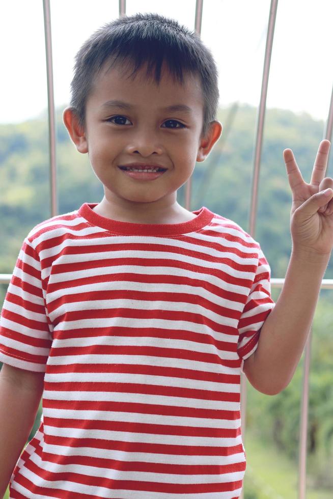 un retrato de un niño asiático sonriendo felizmente. foto