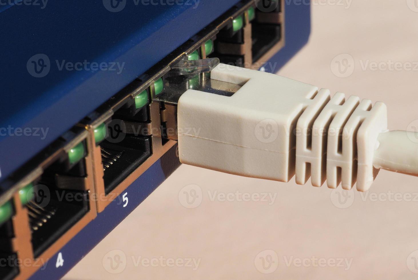 interruptor de módem enrutador con puertos de enchufe ethernet rj45 foto