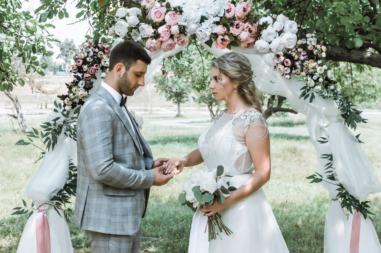 los novios intercambian votos y anillos de boda en la ceremonia de la boda. enfoque selectivo. grano de la película. foto