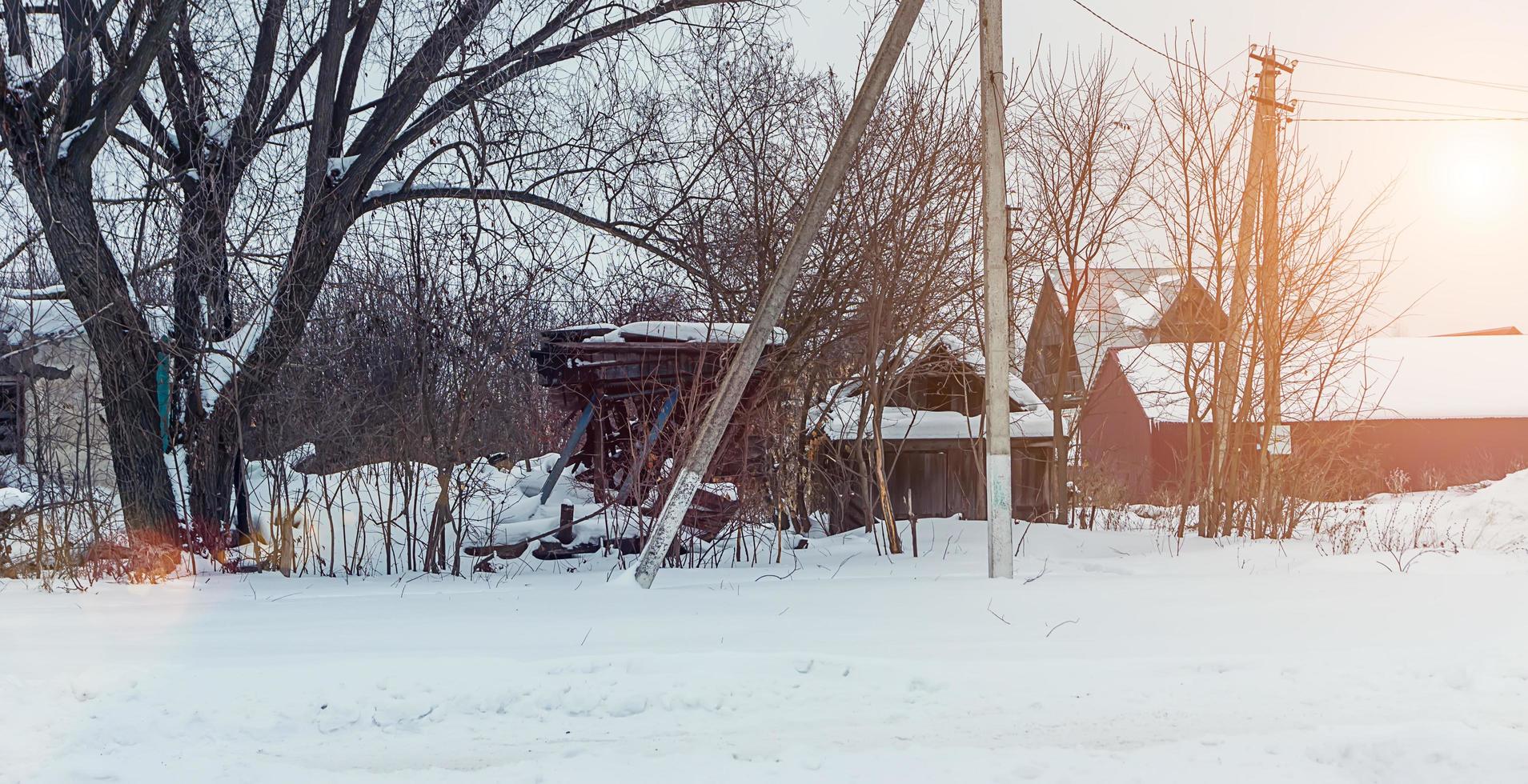 vieja casa desorganizada en el invierno foto