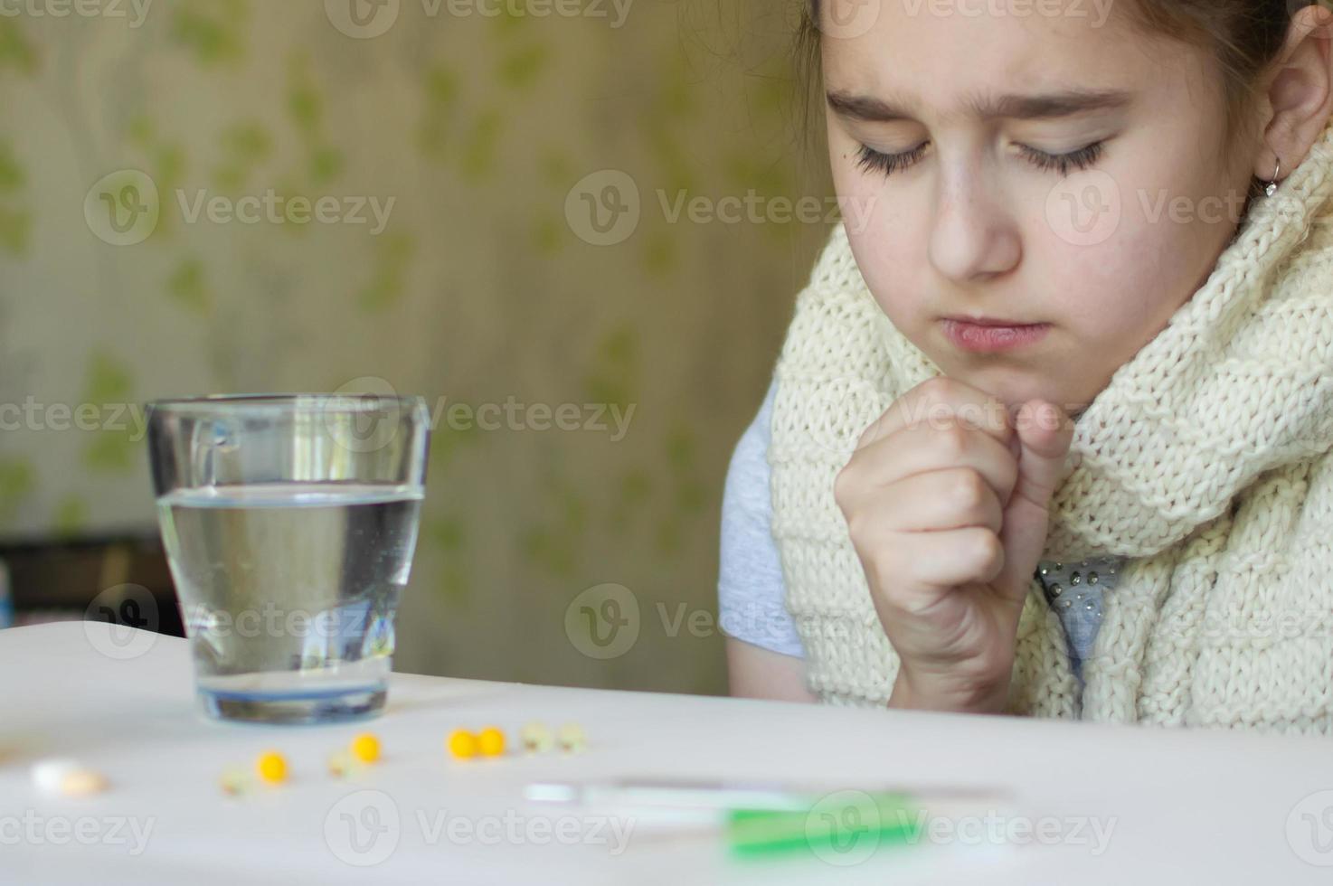 niña con fiebre y estornudos foto