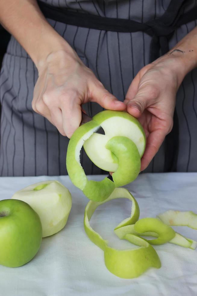 Easy Steps to Peel an Apple with a Peeler 2024 AtOnce