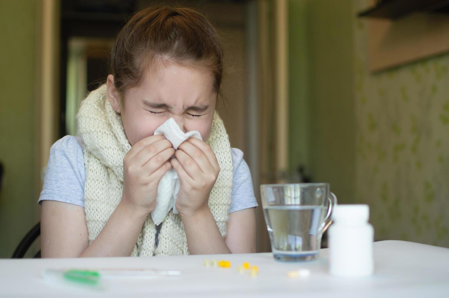 niña con fiebre y estornudos foto