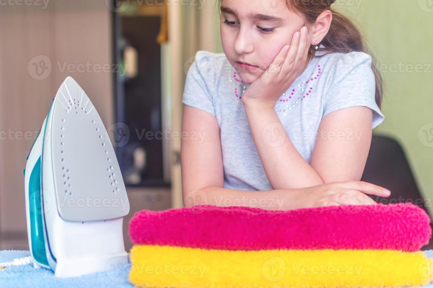 Mujer Planchando Ropa Limpia Para Bebé En Una Tabla De Planchar Con Una Pequeña  Plancha Foto de archivo - Imagen de higiene, lino: 238175064