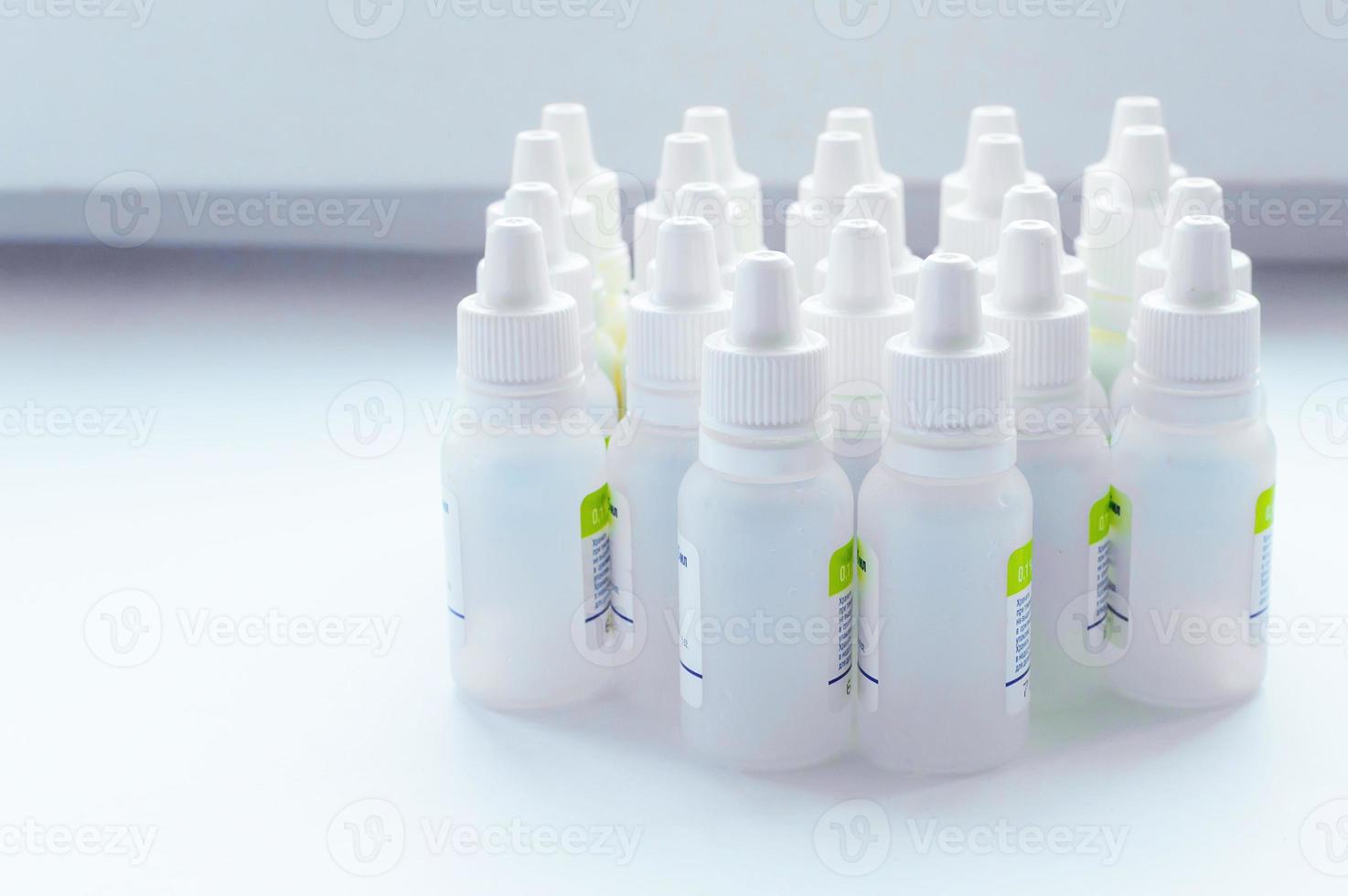Grupo de frascos de gotas nasales sobre un fondo blanco. el concepto de dependencia de las gotas nasales. enfermedad, resfriado. foto
