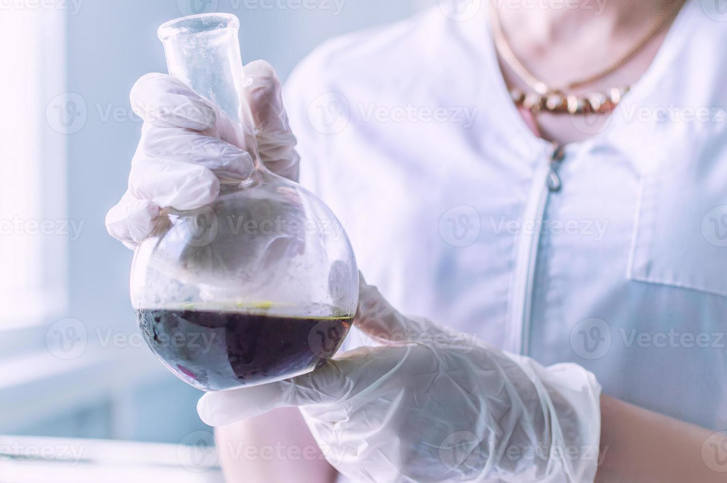 manos con tubos de ensayo en el laboratorio foto