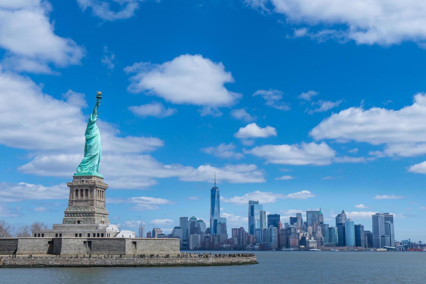 la estatua de la libertad y manhattan, nueva york, estados unidos foto