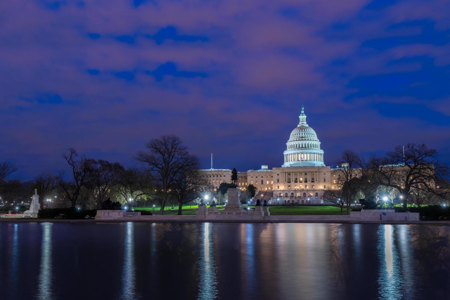 El Capitolio de los Estados Unidos con reflejo en la noche, Washington DC, EE. foto