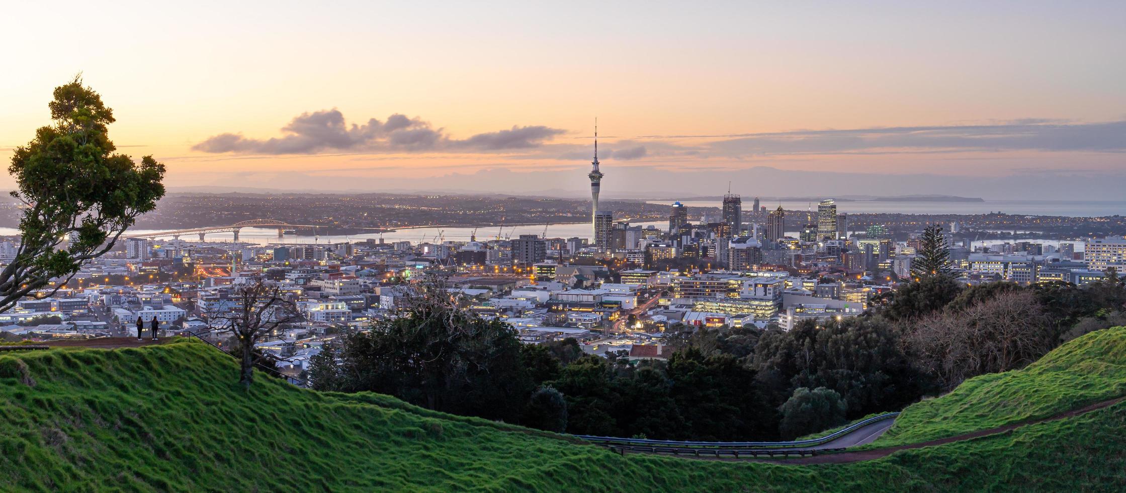 Horizonte de la ciudad de Auckland con la torre del cielo de Auckland desde el monte. Edén al atardecer Nueva Zelanda foto