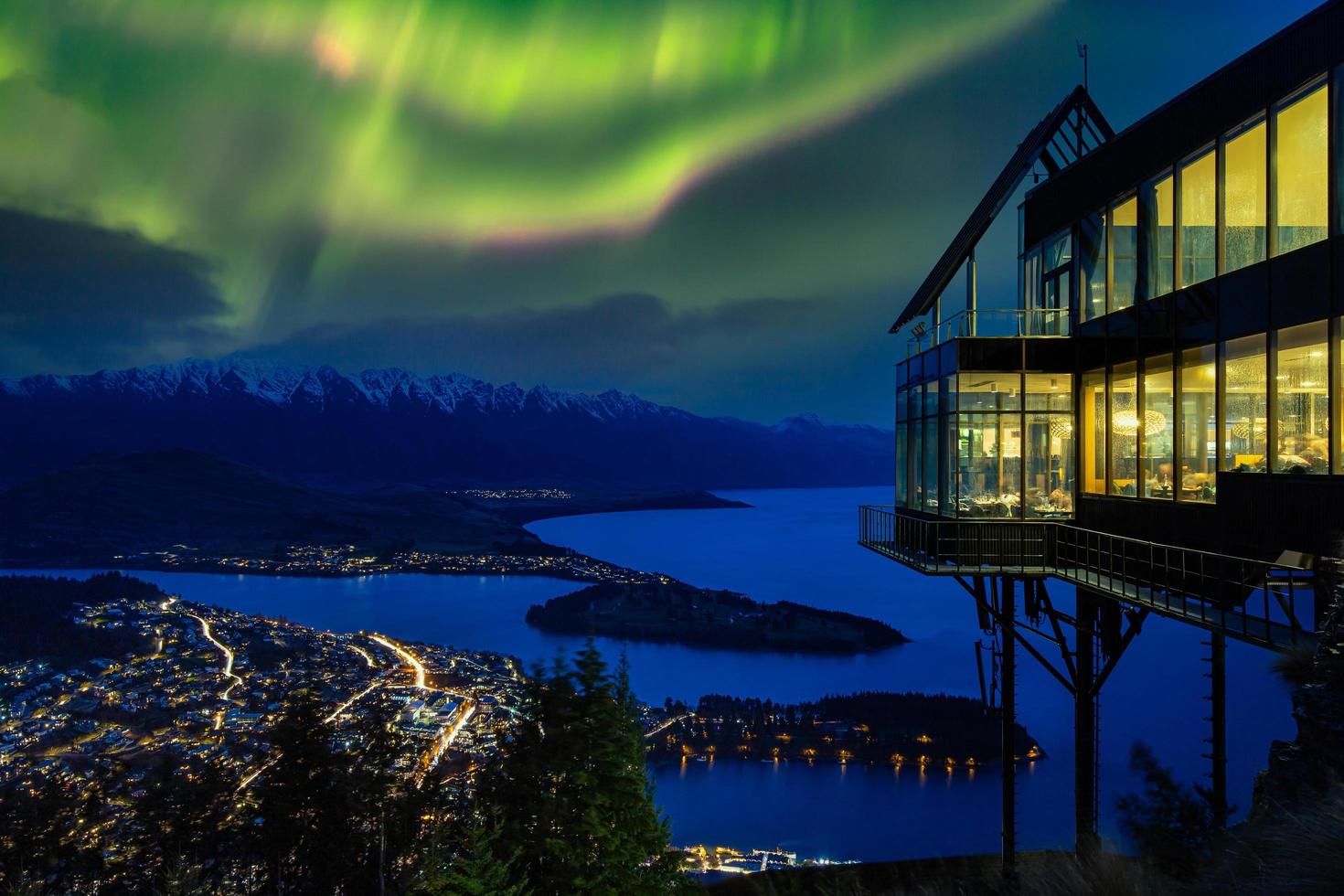 El horizonte de la ciudad de Queenstown en la noche del lago Wakatipu, Isla del Sur, Nueva Zelanda foto