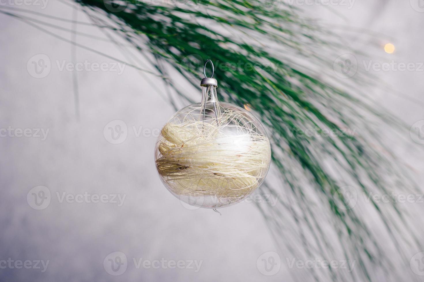 mini regalos de navidad sobre fondo de madera con tonos cálidos y fríos foto