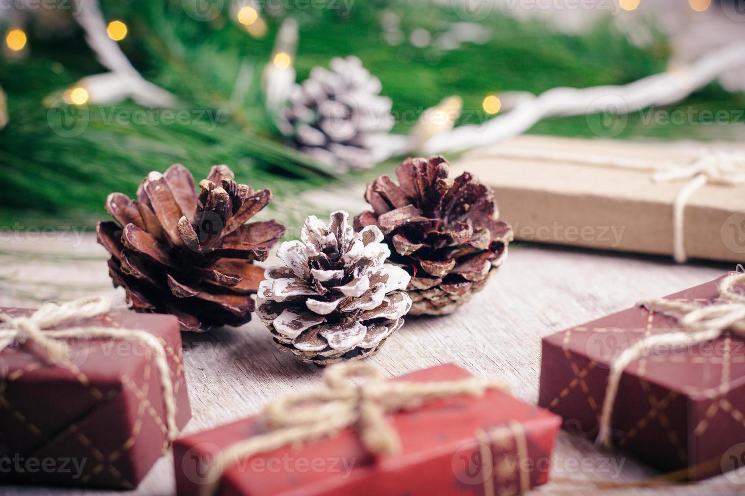 mini regalos de navidad sobre fondo de madera con tonos cálidos y fríos foto