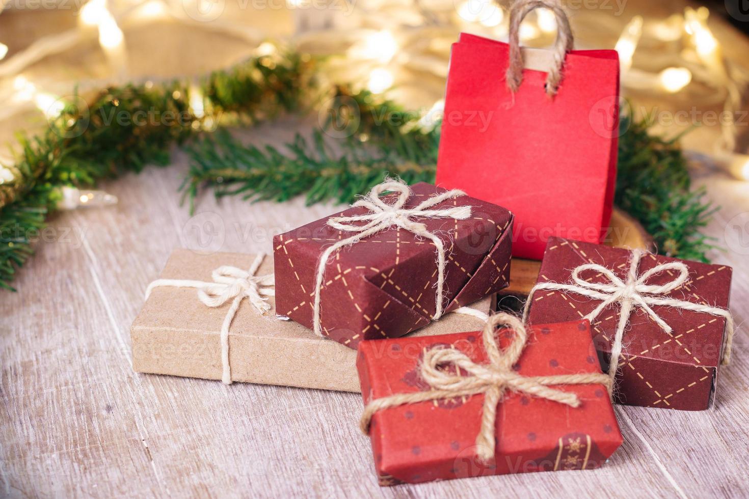 mini regalos de navidad sobre fondo de madera con tonos cálidos y fríos foto