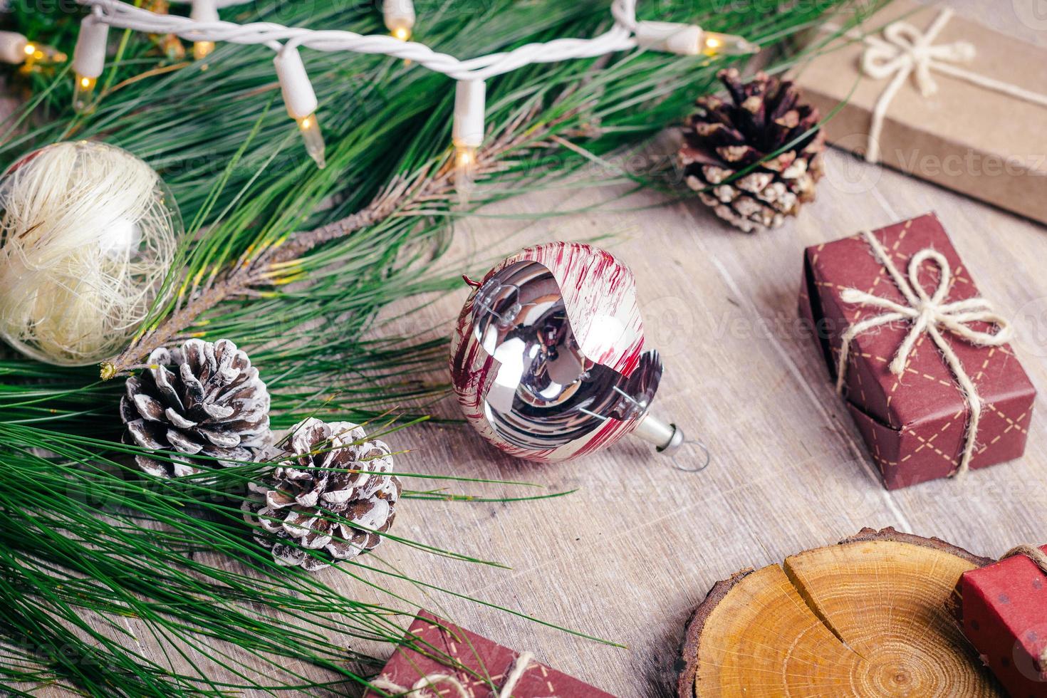 mini regalos de navidad sobre fondo de madera con tonos cálidos y fríos foto