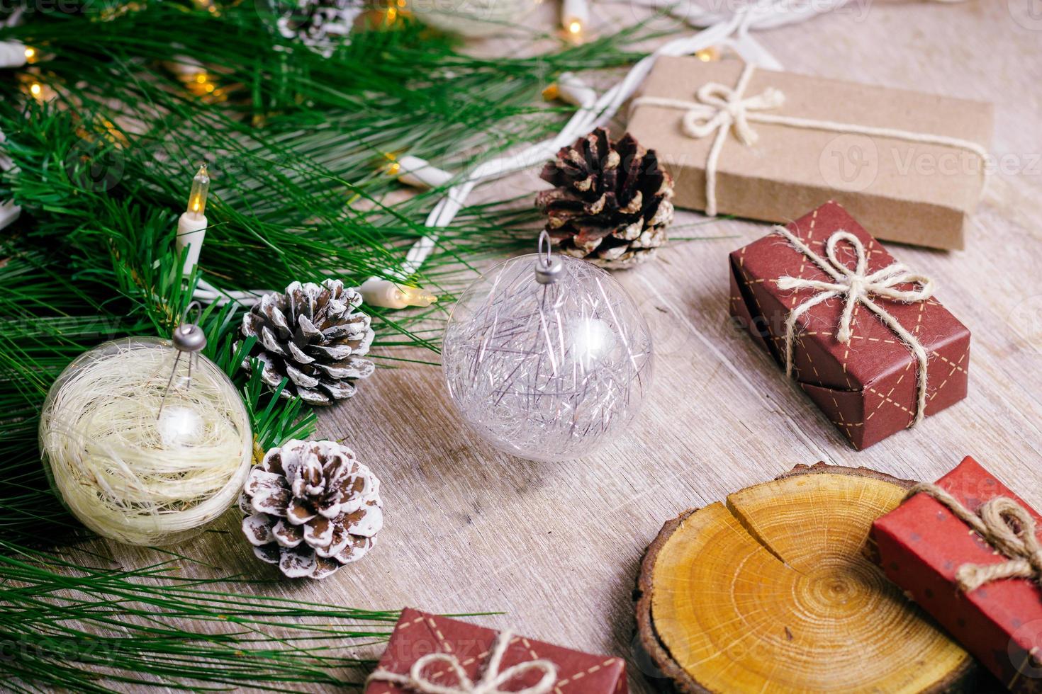 mini regalos de navidad sobre fondo de madera con tonos cálidos y fríos foto