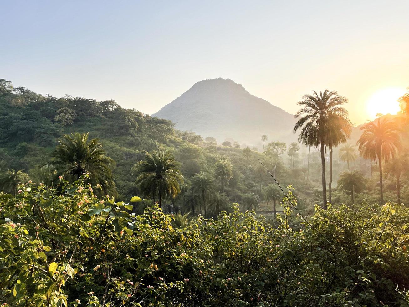 hermoso paisaje amanecer sobre las montañas por la mañana foto