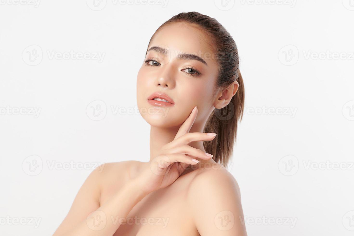 hermosa joven asiática con piel limpia y fresca sobre fondo blanco, cuidado facial, tratamiento facial, cosmetología, belleza y spa, retrato de mujeres asiáticas. foto