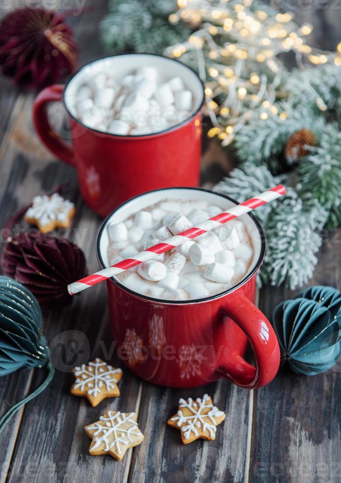 chocolate caliente navideño en la taza roja foto