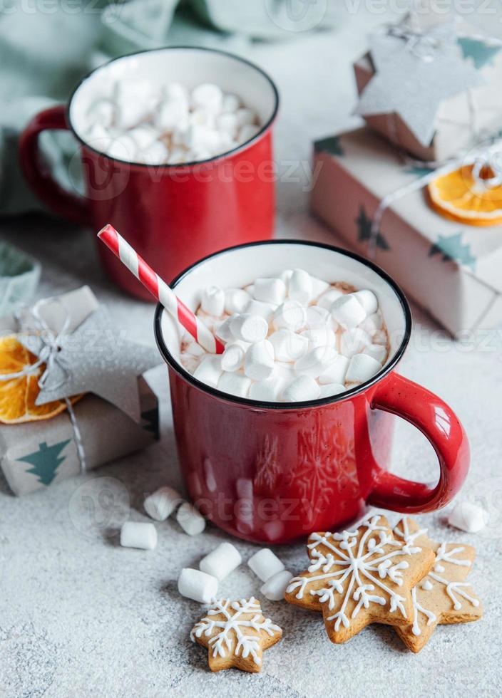 chocolate caliente navideño en la taza roja foto