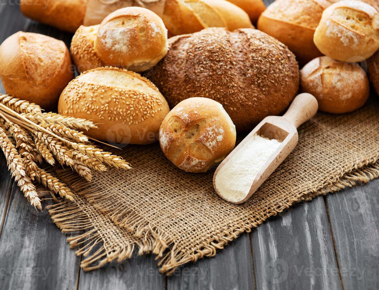 variedad de pan horneado foto