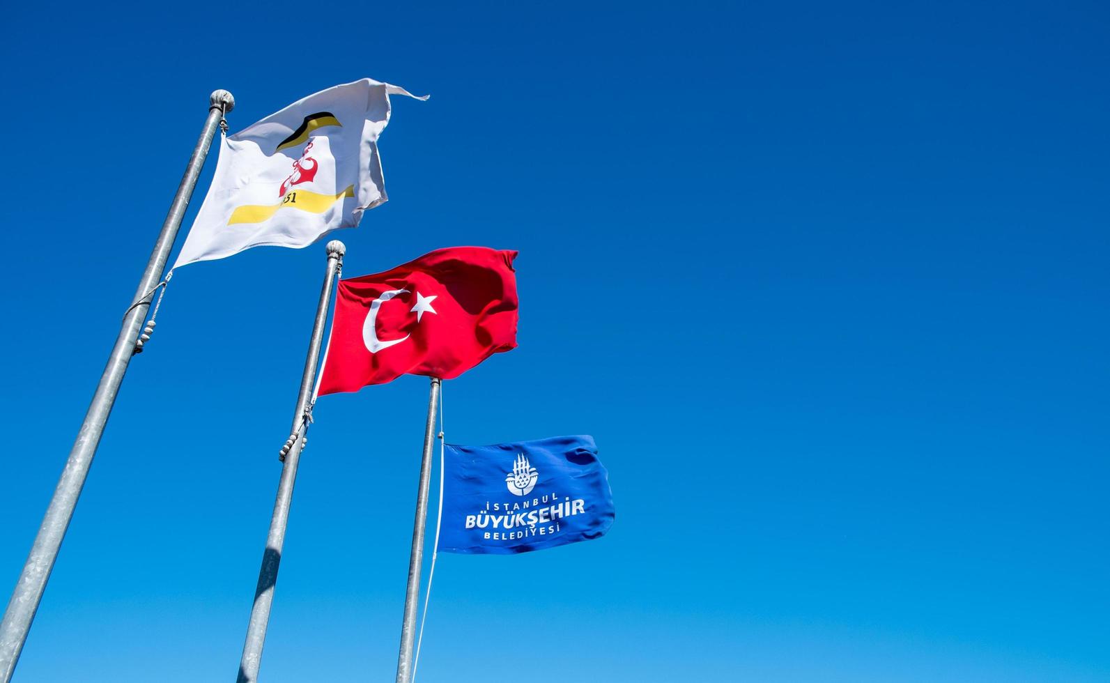 Bandera de Turquía en el poste con fondo de cielo azul foto