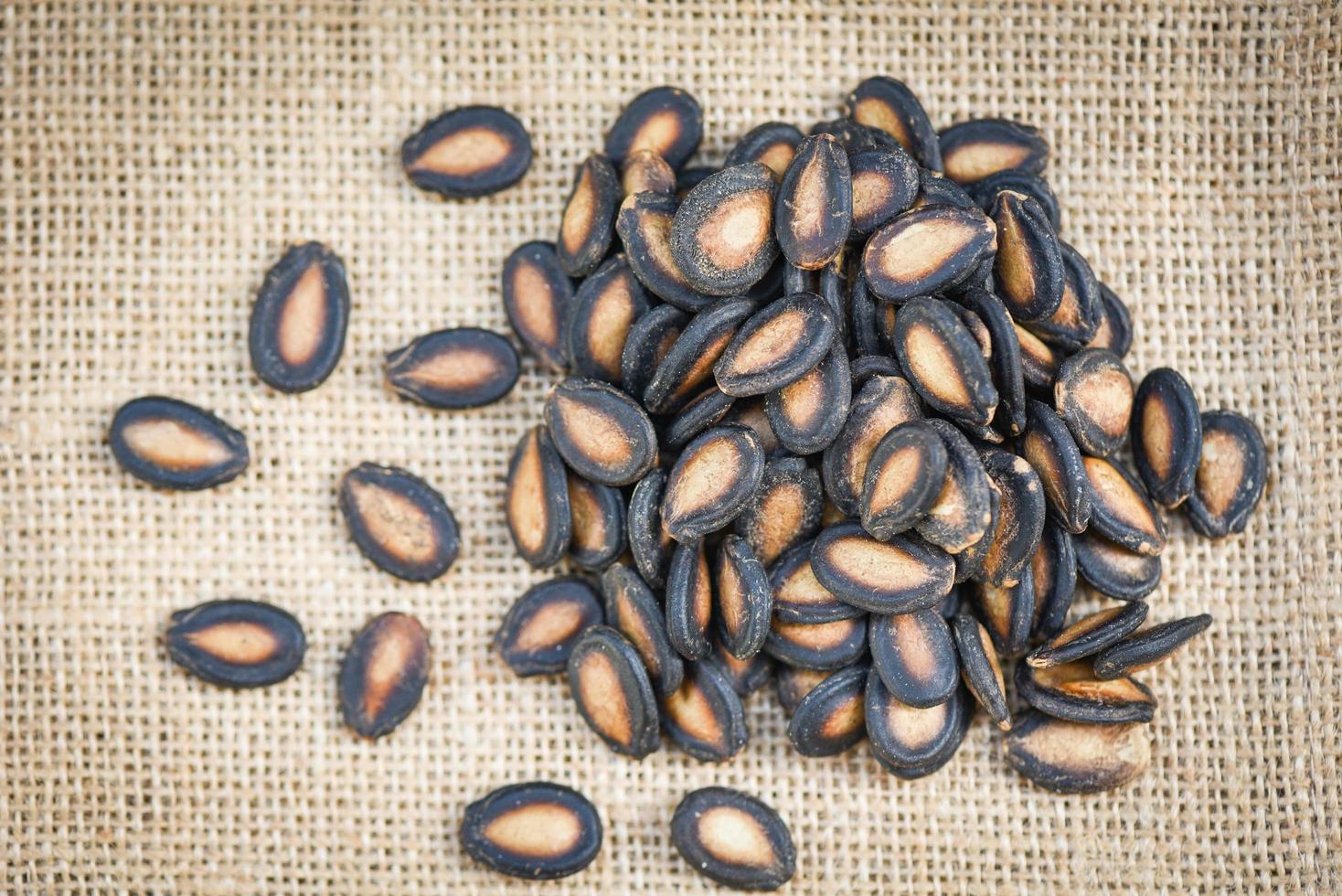 Semillas de sandía en saco cerrar semillas de sandía secas con sal para comida o merienda foto