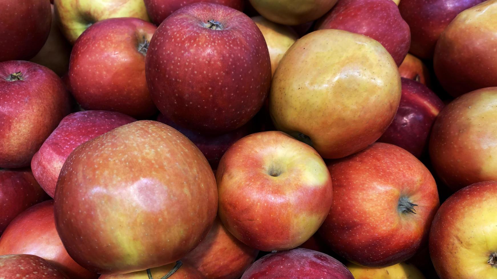 Fondo natural de manzanas rojas maduras. foto