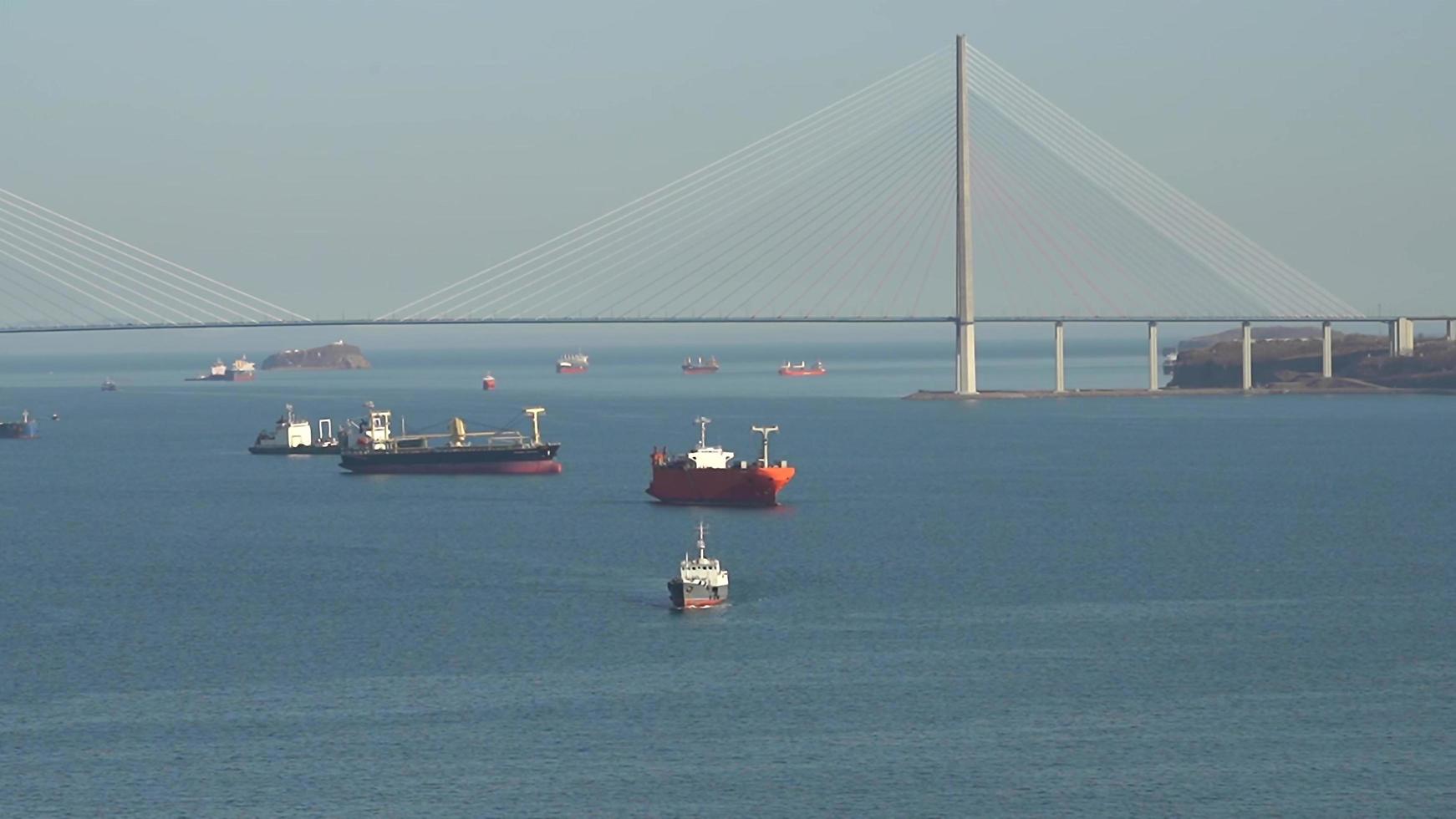 barcos en el fondo del paisaje marino. Vladivostok, Rusia foto