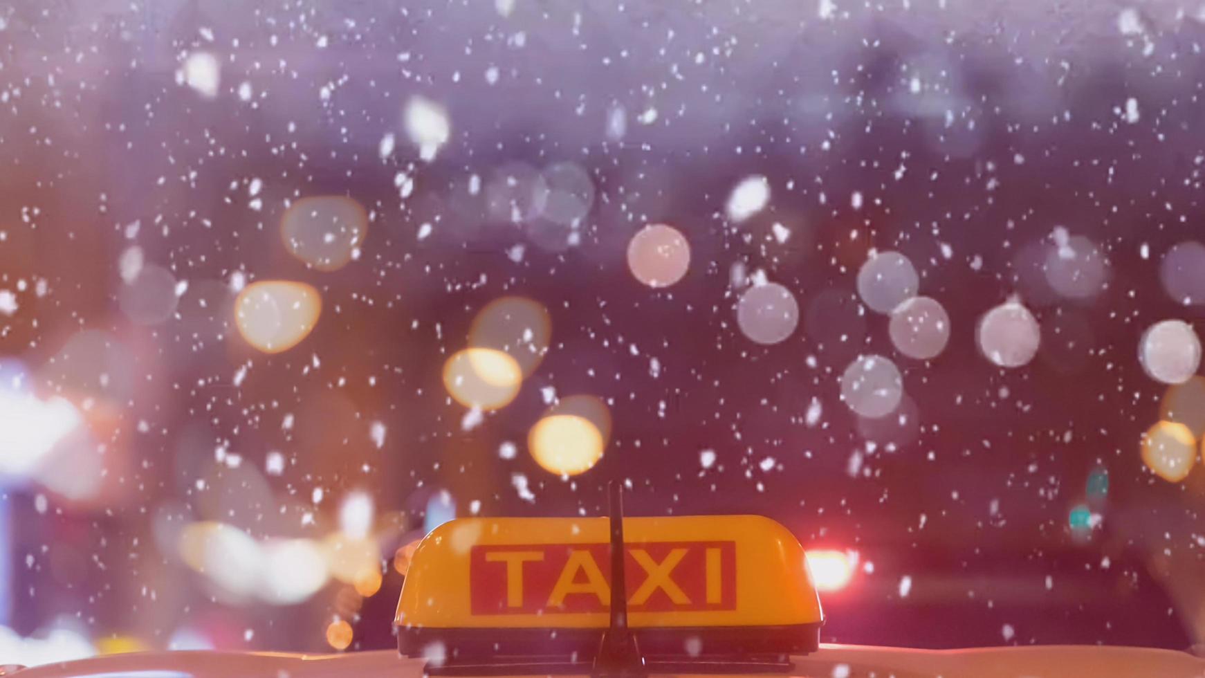 Cinemagraph de un paisaje nocturno con un taxi. foto