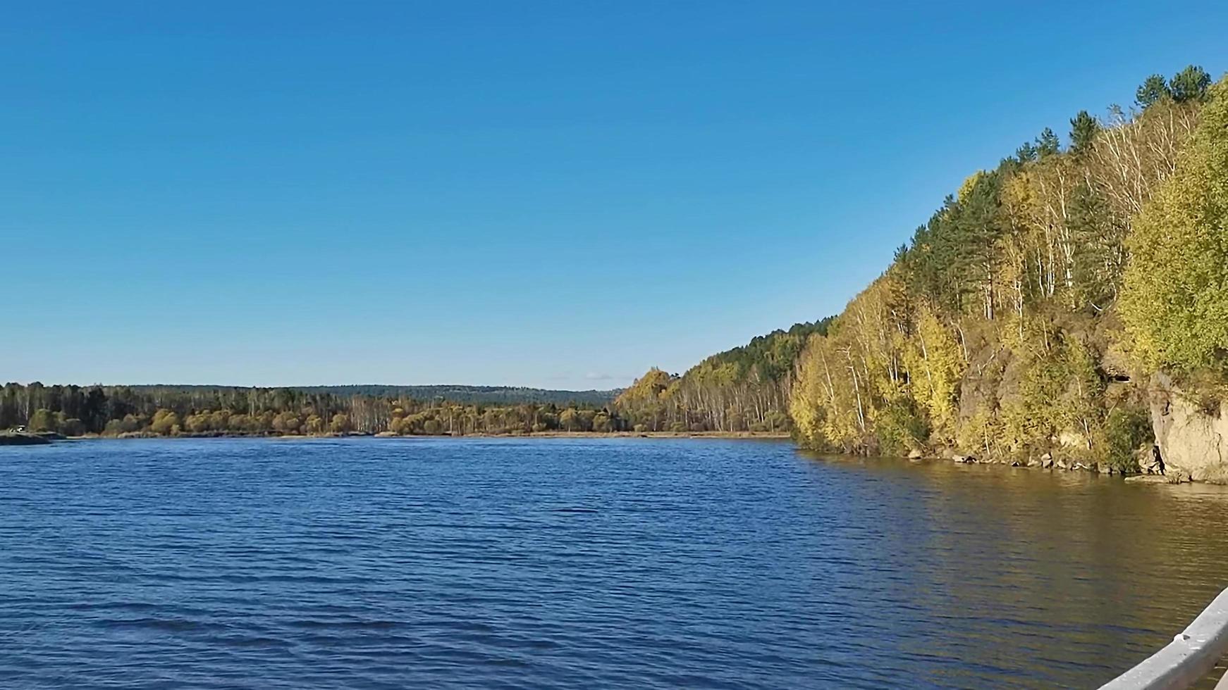 paisaje natural con vista al lago azul. foto