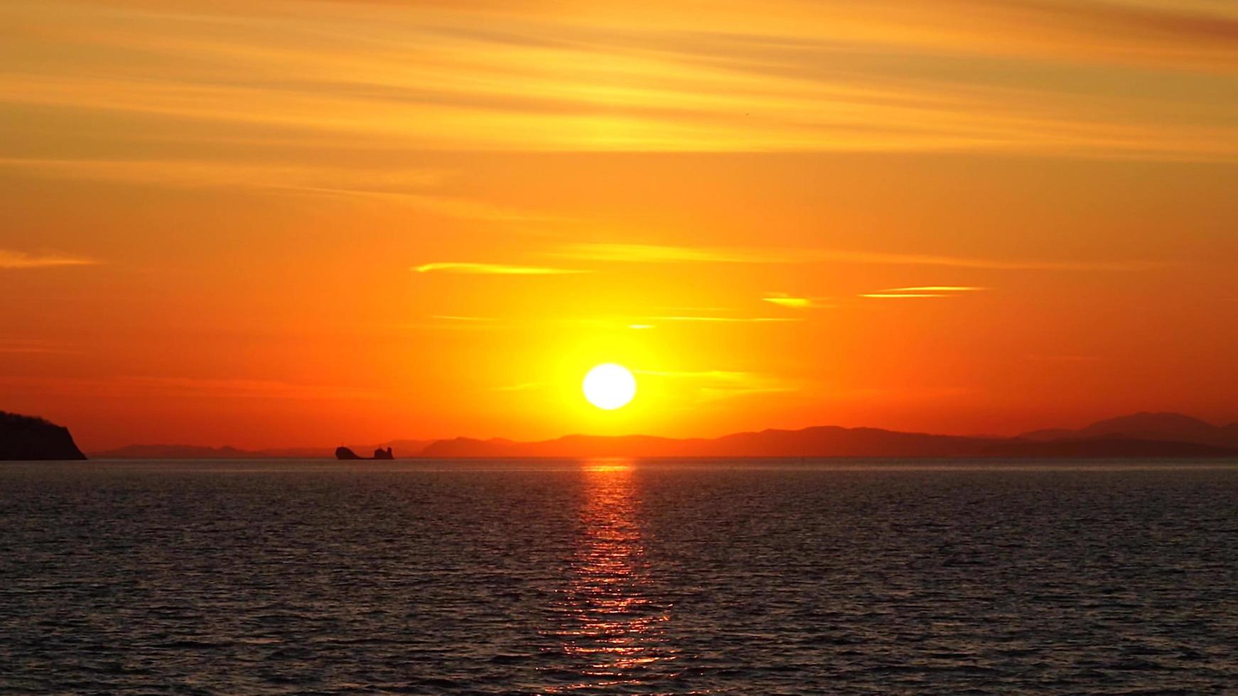 paisaje marino con hermosa puesta de sol y sol. foto