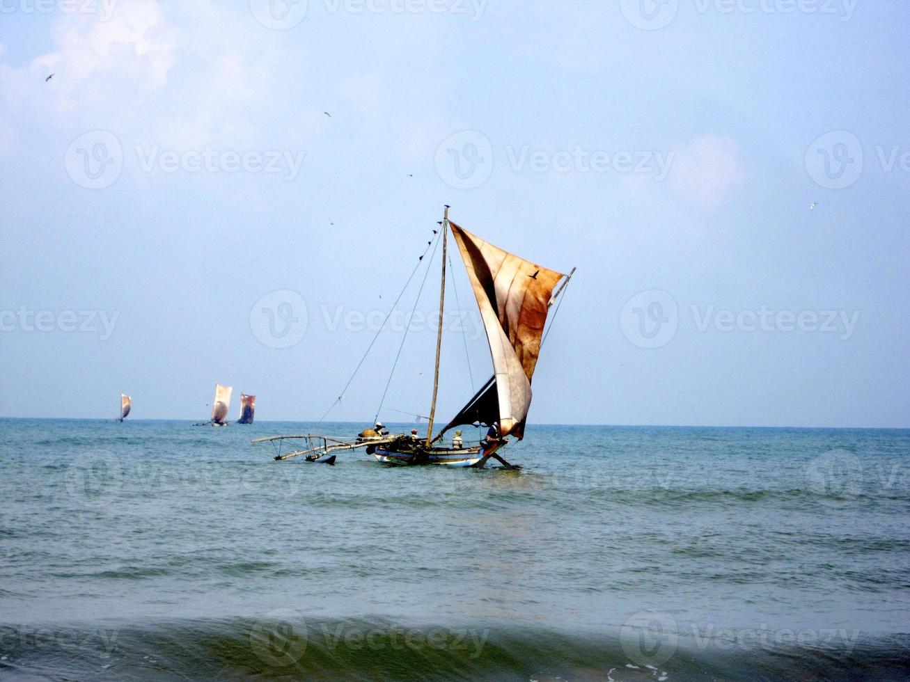 Hermoso barco de madera con velas de cuero en el mástil ondeando en el viento foto