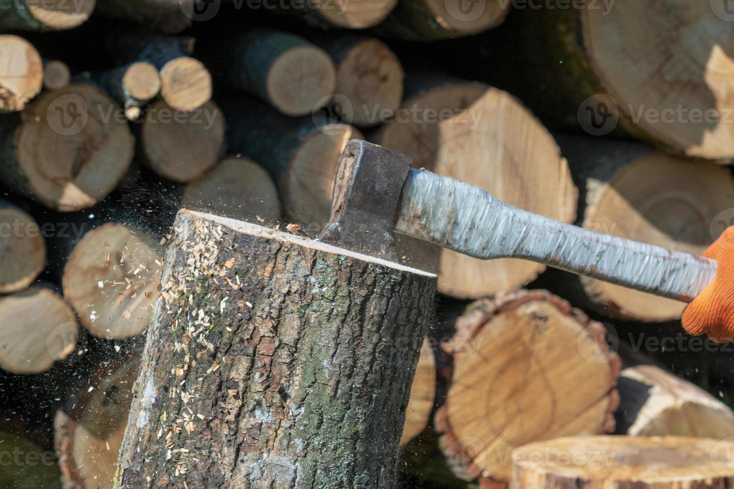 Fotografía sobre tema gran hacha de acero con mango de madera. foto