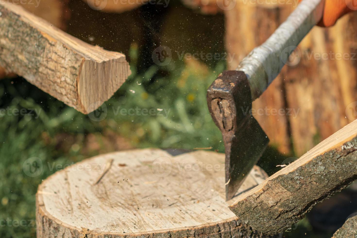 Fotografía sobre tema gran hacha de acero con mango de madera. foto