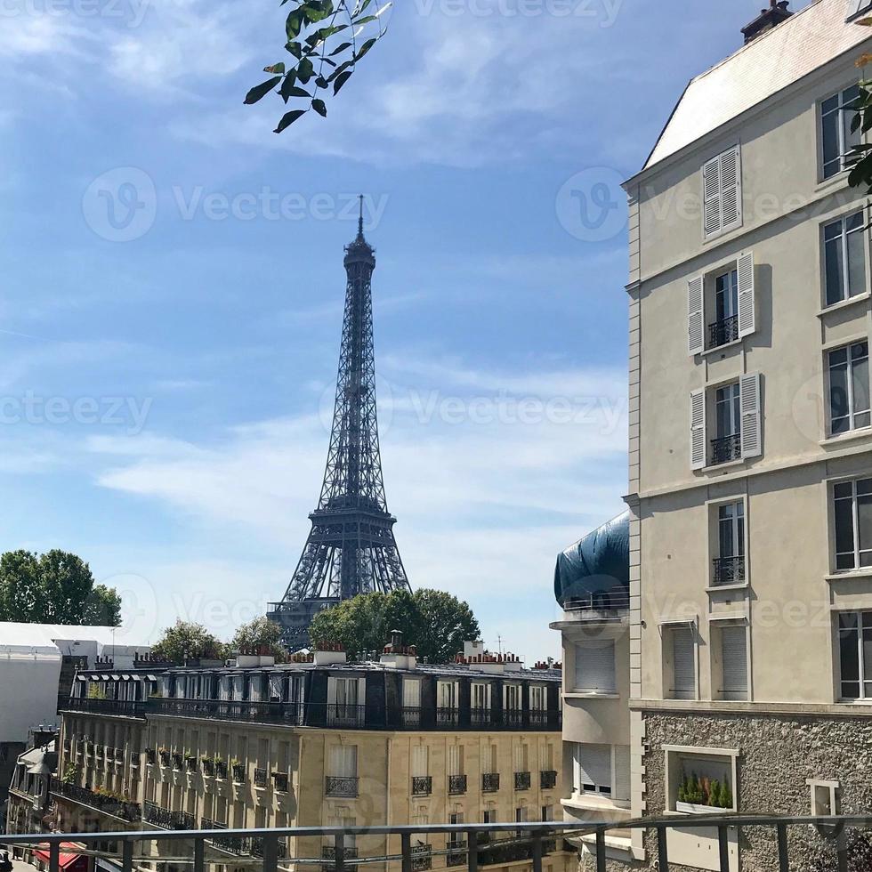 Foto sobre el tema de la gran torre Eiffel en la superficie de la tierra en el jardín de París Francia