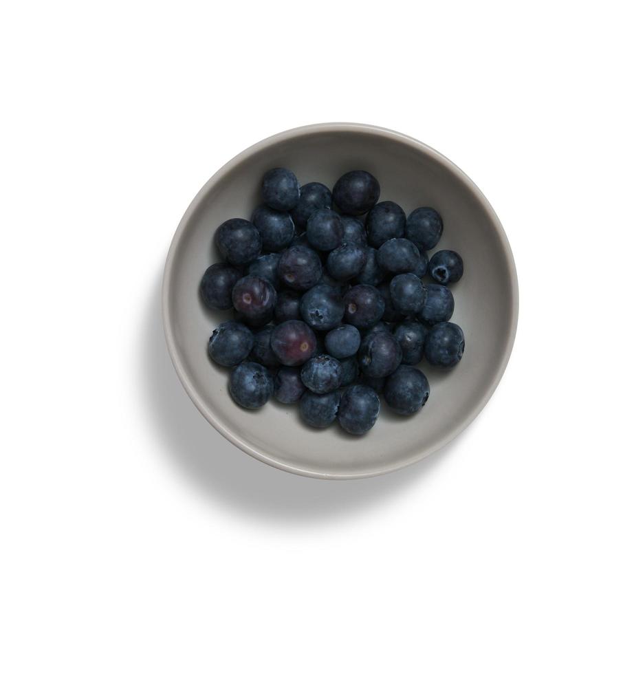 Uva morada fruta aislada con rodaja y hojas aisladas y colección de verduras sobre un blanco foto