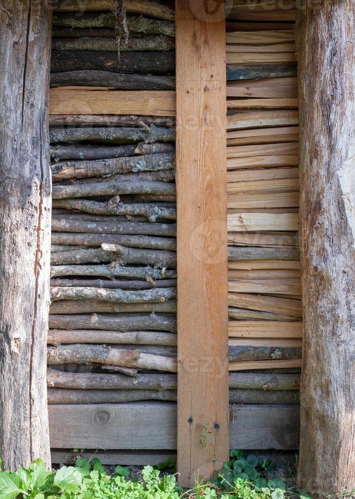 Fotografía sobre el tema de la gran pared de troncos de árboles de roble apilados foto